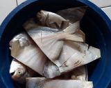 Foto langkah ke 1 dari resep Ikan bawal goreng rumahan praktis.
