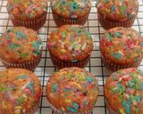 Foto langkah ke 2 dari resep Rainbow Sprinkles Banana Mini Muffins.