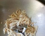 Foto langkah ke 3 dari resep Tumis jamur tiram kulit ayam.