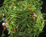Foto langkah ke 4 dari resep Tumis kangkung kering.