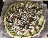 Une image de l'étape 4 de Pizza courgettes tomates aubergines feta anchois câpres italiennes.