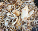 Foto del paso 2 de la receta: Garbanzos de gulas, lubina y gambas con espinacas chips