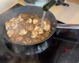 Foto del paso 4 de la receta: Albóndigas de pollo con champiñones en salsa
