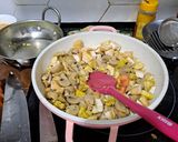 Foto langkah ke 3 dari resep Ayam Jamur Masak Manis.