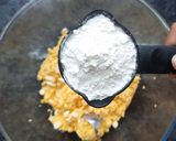 कुरकुरीत काॅर्न पकोडा (corn pakoda recipe in marathi) रेसिपी स्टेप 2 फोटो 
