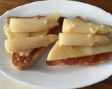 Foto del paso 2 de la receta: Tuesta de queso de oveja con espárragos al aceite de trufa