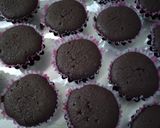 Foto langkah ke 8 dari resep Cupcake Coklat Lembut.