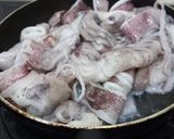 Foto langkah ke 2 dari resep Cumi Asam Manis Saus Tiram.