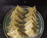 A picture of step 3 of Aloo samosa.