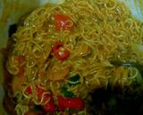 Foto langkah ke 2 dari resep Pizza Mie Teflon bikin ngiler pake Mie Instan Goreng.