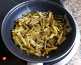 Foto del paso 2 de la receta: Tortilla de ajetes con queso