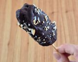 Foto del paso 5 de la receta: Chocobanana helada 🍌 🍫 Heladito saludable de banana, chocolate 85 % cacao, con almendras y sésamo