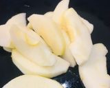 A picture of step 1 of Apple milkshake.