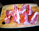 Foto del paso 1 de la receta: Estofado de patata con espárragos silvestres y carne de cerdo