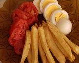 عکس مرحله 6 از دستور تخم‌مرغ آبپز با مخلّــ🍟🍅ــفات🍴