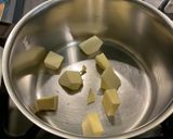 Une image de l'étape 1 de Sauce béchamel à ma façon au bouillon de gambas.