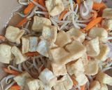 Foto langkah ke 3 dari resep Tumis Tahu Toge Wortel.