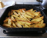 Foto del paso 7 de la receta: Alitas de pollo adobadas con patatas gajo al horno