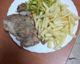 Foto del paso 5 de la receta: Solomillo a la plancha con papas fritas y ensalada