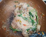 รูปขั้นตอนการทำที่ 6 ของ หมี่ผัดกระเฉดหมูกรอบ