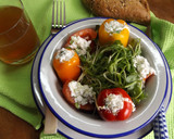 Foto del paso 4 de la receta: Pimientitos rellenos con queso de cabra y brotes de calabaza y de guisantes