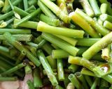 รูปขั้นตอนการทำที่ 2 ของ "หมูผัดดอกหอม" Stir Fried Onion Flower Stem with Pork