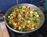 Foto del paso 1 de la receta: Zapallitos revueltos con zanahorias y tomates