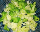Foto langkah ke 2 dari resep Tumis Brokoli dan Bunga Kol Bawang Putih.