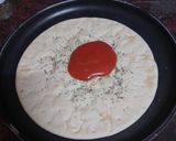 Foto del paso 1 de la receta: Pizza de atún, gambas, palitos de cangrejo y aceitunas