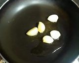 Foto del paso 2 de la receta Salchichas de pollo con con cebolletas tiernas y ajos confitados
