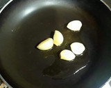 Foto del paso 2 de la receta: Salchichas de pollo con con cebolletas tiernas y ajos confitados