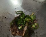 Foto langkah ke 2 dari resep Tumis Daun Singkong Ikan Peda.
