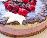 Foto del paso 4 de la receta: Tarta mousse de frambuesa, mora y chocolate