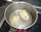 Une image de l'étape 2 de Nouilles sautées aux crevettes.