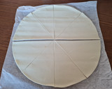 Foto del passaggio 1 della ricetta Cornetti salati di sfoglia con cotto e formaggio
