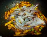 รูปขั้นตอนการทำที่ 3 ของ กุ้งผัดพริกหน่อไม้