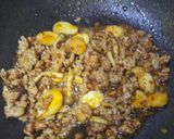 รูปขั้นตอนการทำที่ 2 ของ หมูผัดน้ำพริกเผาแบบง่ายๆ