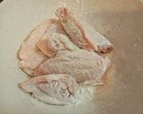 รูปขั้นตอนการทำที่ 2 ของ ปีกไก่ทอดซอสมะเขือเทศ