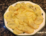 Foto del paso 2 de la receta: Patatas chips, chorizo crujiente picante y huevos flor