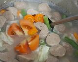 Foto langkah ke 3 dari resep Sayur sop bakso.