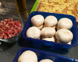 Foto del paso 1 de la receta: Champiñones a la plancha con jamón serrano y queso holandés
