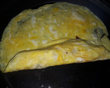 Foto del paso 2 de la receta: Tortilla de huevos con queso y salami