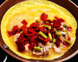 Foto del paso 2 de la receta: Tortilla de bonito en escabeche, pimiento rojo asado y piparras 🤩🤩