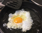 Foto del paso 8 de la receta: Huevos fritos con patatas... para principiantes! 🍳🍟
