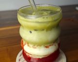 Foto langkah ke 4 dari resep Strawberry Matcha Latte.