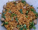 Foto langkah ke 5 dari resep Mie Goreng Tek Tek.
