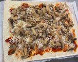 Une image de l'étape 5 de Pizza jambon tomate artichaut champignons emmental et mozzarella.