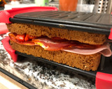 Foto del paso 3 de la receta: Súper sándwich de lomo, jamón y pimientos en Lékué Grill al microondas