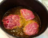 Foto del paso 2 de la receta: Carrilleras ibéricas a la manzanilla y salchichas frescas