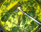 Foto langkah ke 3 dari resep Daun singkong Kuah Santan Kuning 🍴.
